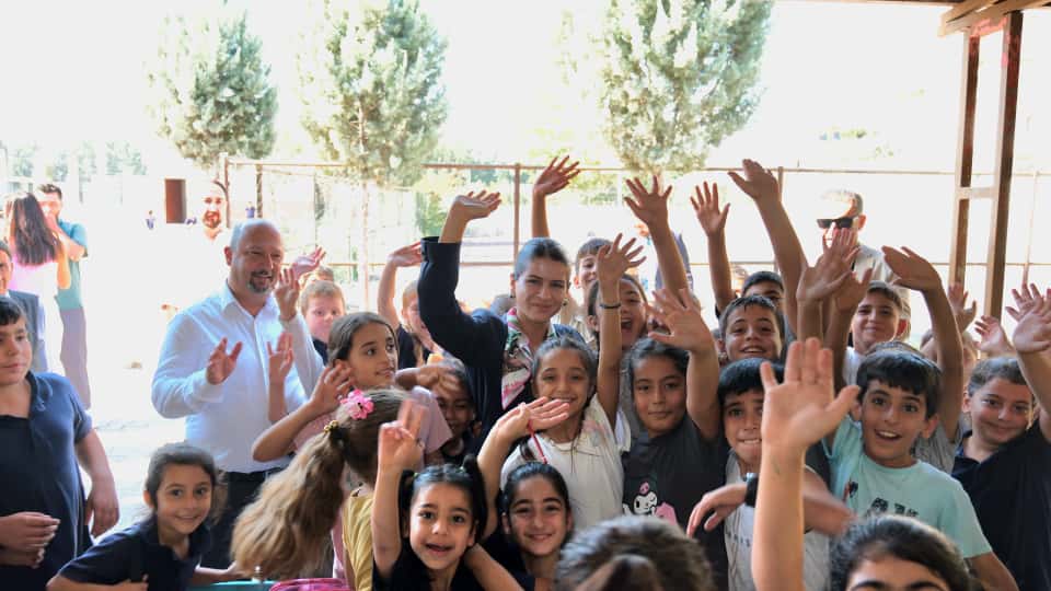 ÇOCUKLARDAN SEVİL BAŞKANA SEVGİ SELİ