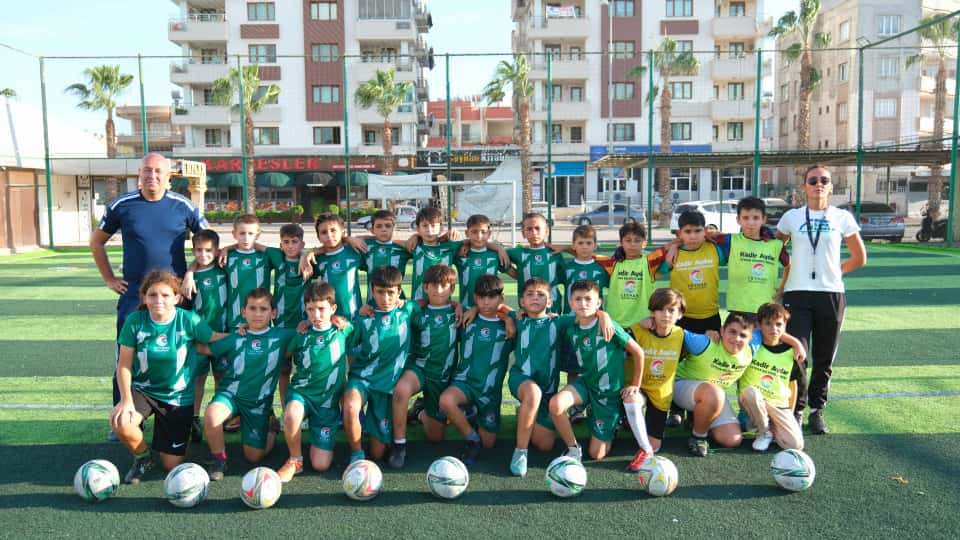 CEYHAN BELEDİYESİ’NİN ÜCRETSİZ FUTBOL KURSLARI YOĞUN İLGİ GÖRÜYOR