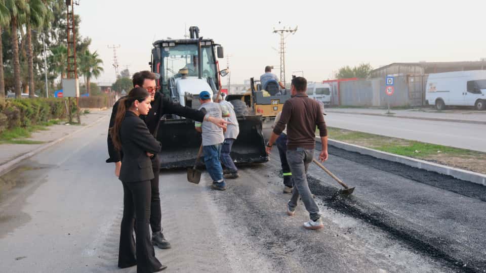 BAŞKAN VEKİLİ YILDIZ ”CEYHAN GENELİNDE BOZULAN YOLLARA HIZLI MÜDAHALE EDİYORUZ”