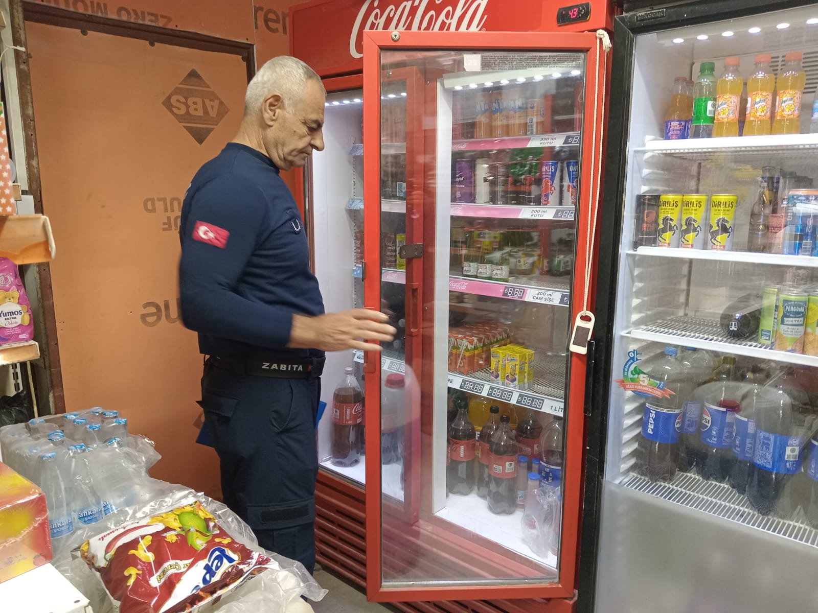 CEYHAN BELEDİYESİ ZABITA EKİPLERİNDEN SON KULLANMA TARİHİ GEÇMİŞ ÜRÜN DENETİMİ