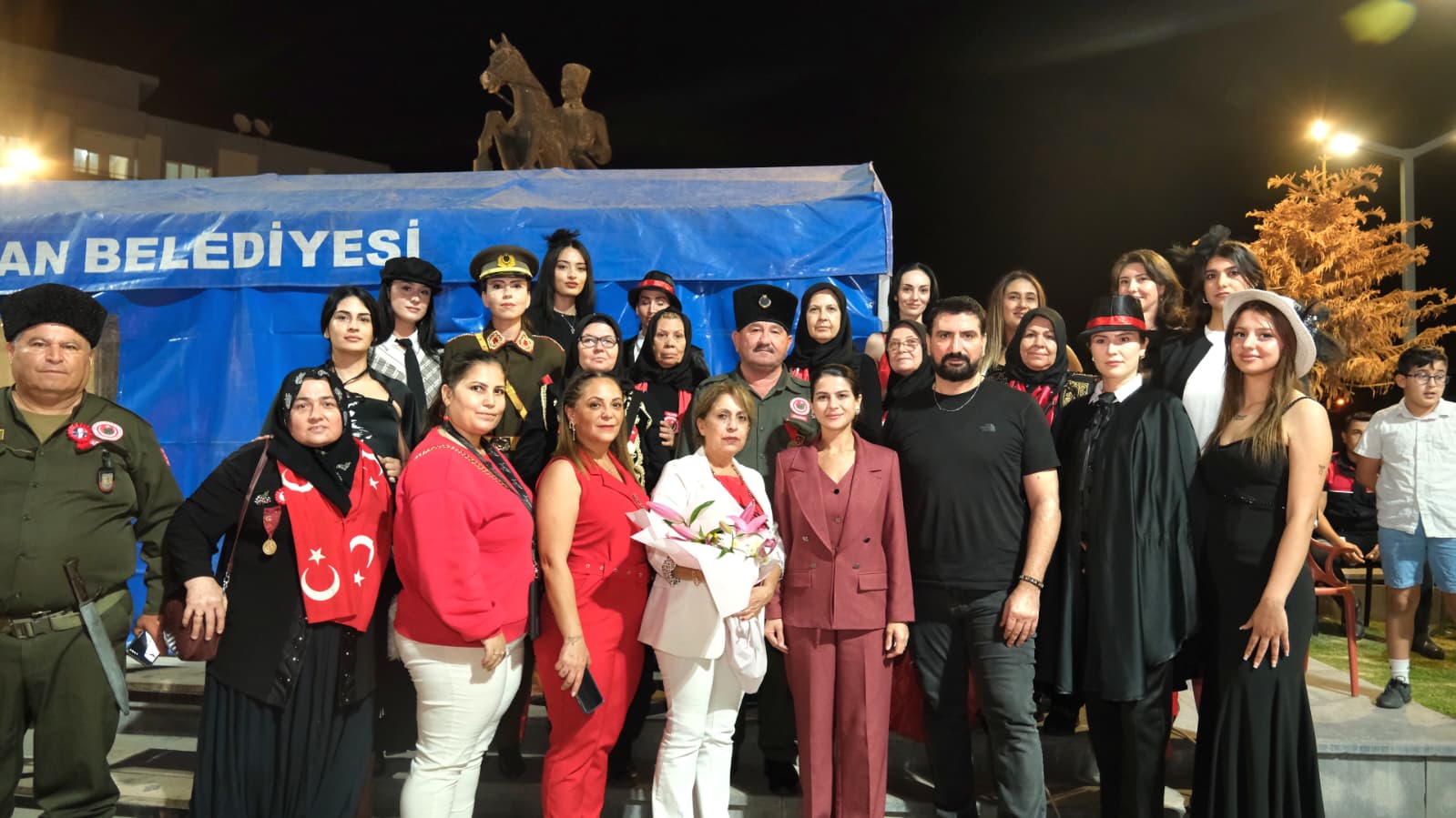 CEYHAN’DA CUMHURİYET VE ATATÜRK DEFİLESİ VATANDAŞLARDAN BÜYÜK BEĞENİ TOPLADI